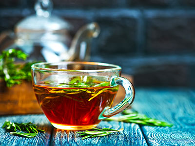 Herbata z rozmarynu – właściwości zdrowotne, na co pomaga