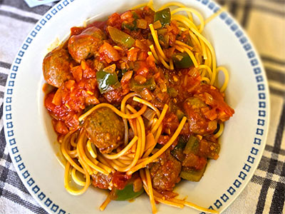 Pełnoziarniste spaghetti z sosem pomidorowym i klopsikami od The Vegetarian Butcher