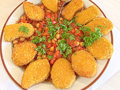 Dahl czyli jednogarnkowy gulasz pełen strączków z nuggetsami