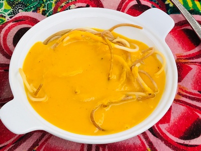 Wegańska dyniowa zupa krem na siemieniu lnianym z makaronem