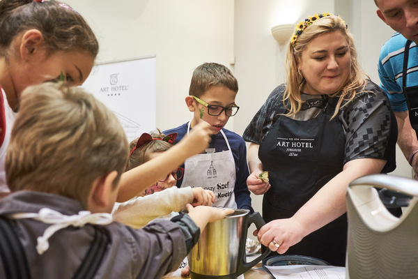 Na spotkaniu pojawiła się Justyna Pilichowska, uczestniczka MasterChef 6 edycji oraz Damian Sobek, finalista 6 edycji MasterChef