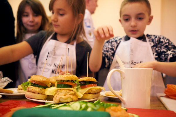 Burgery ciecierzycowe i drobiowe z kiszonym ogórkiem