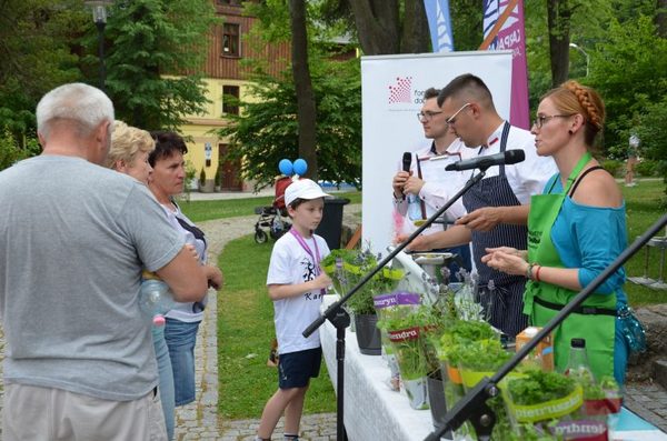 Uczestnicy wzięli udział w pokazie kulinarnym z wykorzystaniem roślin doniczkowych od firmy Baziółka