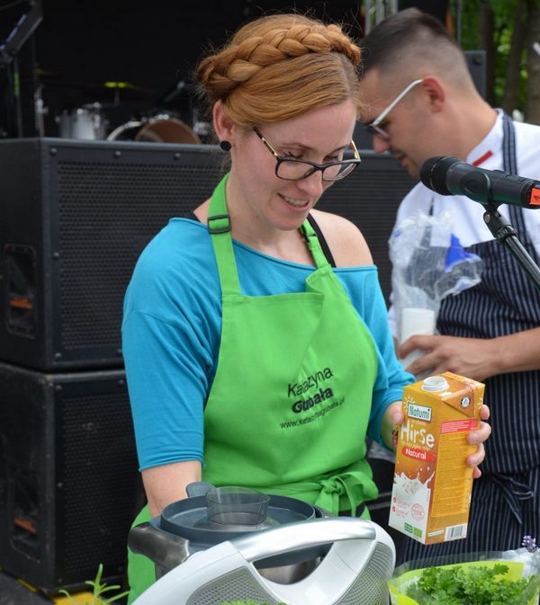 Katarzyna Gubała i Nikodem Bąk, szef kuchni restauracji Green Mountain wspólnie stworzyli pyszny budyń na bazie kaszy i mleka jaglanego