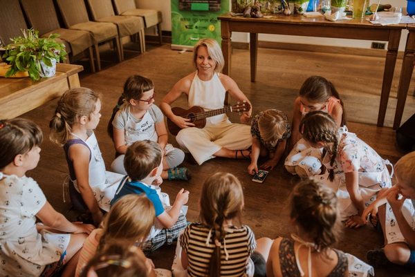 Dzieci wzięły udział w warsztatach śpiewu przygotowanych przez Alicję Janosz