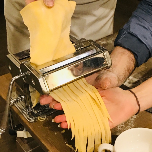 Włoski makaron ręcznie robiony na warsztatach kulinarnych