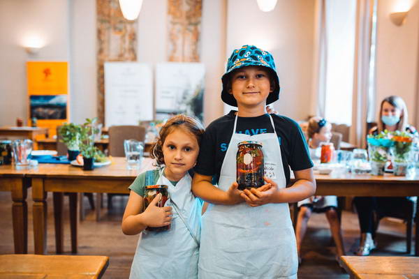 Z warsztatów dzieci wymaszerowały w sprezentowanych im fartuchach kuchennych