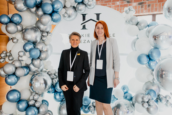 Kobieta Hotelarz branżowa konferencja w Ostródzie