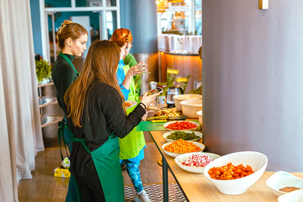 Integracyjne warsztaty kulinarne nad morzem w Amber Baltic Katarzyna Gubała