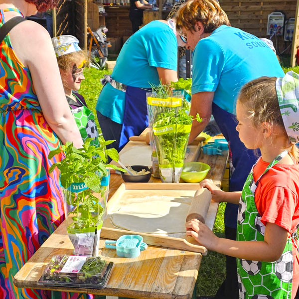 Warsztaty kulinarne z Katarzyną Gubałą i KGW festiwal Dary Ziemi Gdynia lepienie pierogów