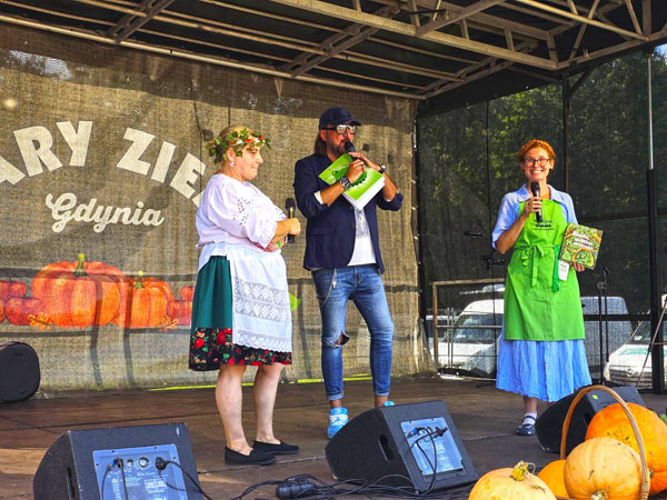 Warsztaty kulinarne z Katarzyną Gubałą i KGW festiwal Dary Ziemi Gdynia lepienie pierogów