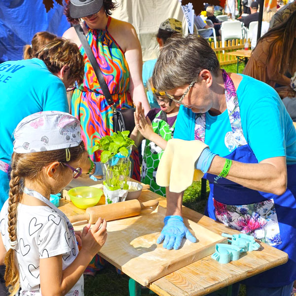 Warsztaty kulinarne z Katarzyną Gubałą i KGW festiwal Dary Ziemi Gdynia lepienie pierogów