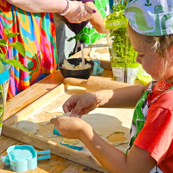 Warsztaty kulinarne z Katarzyną Gubałą i KGW festiwal Dary Ziemi Gdynia lepienie pierogów