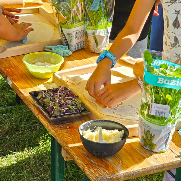 Warsztaty kulinarne z Katarzyną Gubałą i KGW festiwal Dary Ziemi Gdynia lepienie pierogów