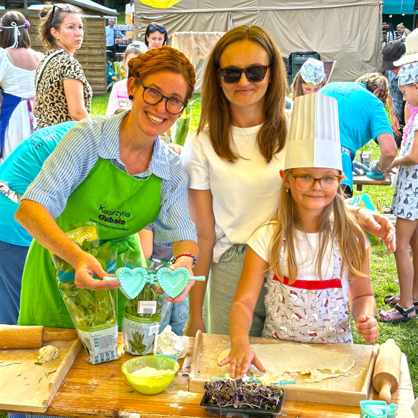 Warsztaty kulinarne z Katarzyną Gubałą i KGW festiwal Dary Ziemi Gdynia lepienie pierogów