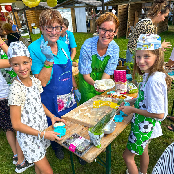 Warsztaty kulinarne z Katarzyną Gubałą i KGW festiwal Dary Ziemi Gdynia lepienie pierogów