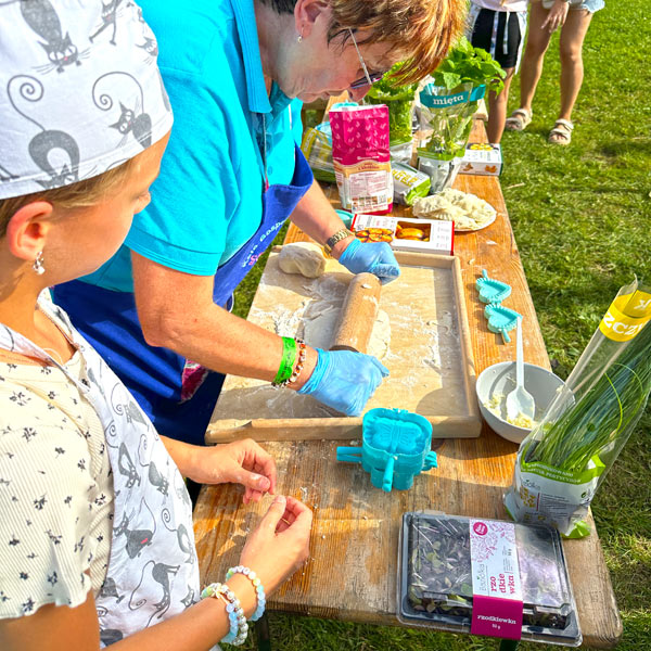 Warsztaty kulinarne z Katarzyną Gubałą i KGW festiwal Dary Ziemi Gdynia lepienie pierogów