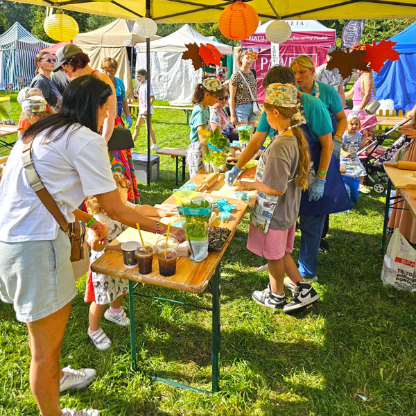Warsztaty kulinarne z Katarzyną Gubałą i KGW festiwal Dary Ziemi Gdynia lepienie pierogów