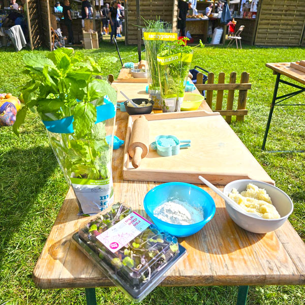 Warsztaty kulinarne z Katarzyną Gubałą i KGW festiwal Dary Ziemi Gdynia lepienie pierogów
