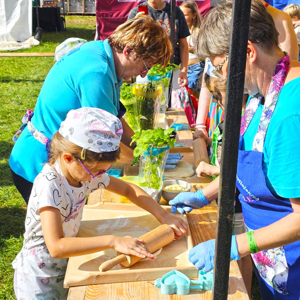 Warsztaty kulinarne z Katarzyną Gubałą i KGW festiwal Dary Ziemi Gdynia lepienie pierogów
