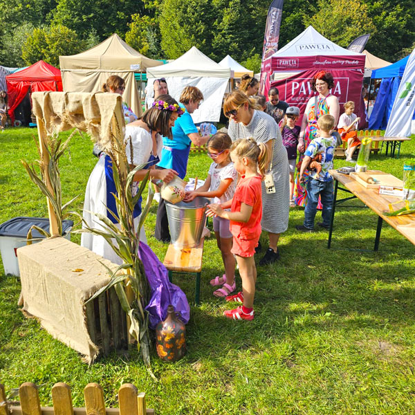 Warsztaty kulinarne z Katarzyną Gubałą i KGW festiwal Dary Ziemi Gdynia lepienie pierogów