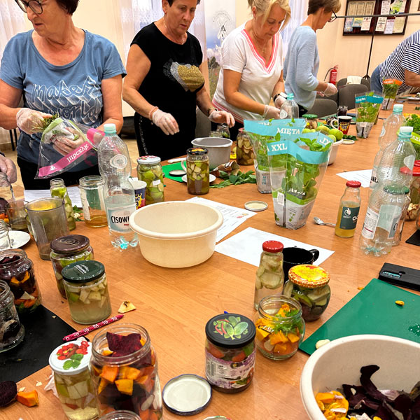 Warsztaty kulinarne kiszenie słoiki przetwory z KGW Ogorzelczyn Katarzyna Gubała