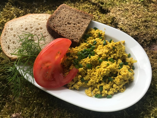 Rozdrobnione widelcem tofu będzie stanowiło podstawę do stworzenia tofucznicy