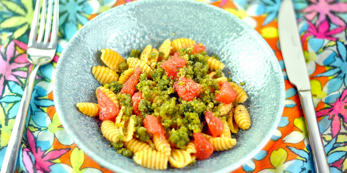 Co na wege obiad - makaron muszle grochowe z pesto