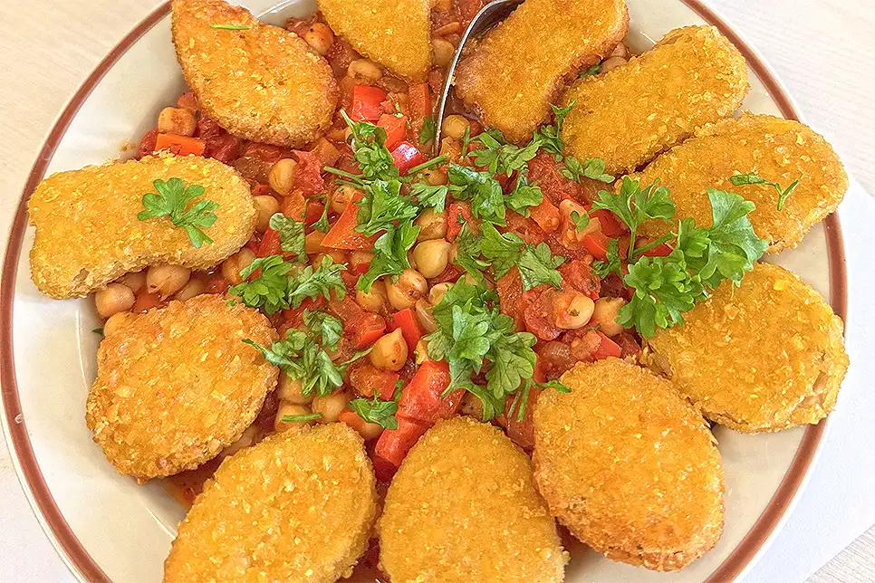 Dahl czyli jednogarnkowy gulasz pełen strączków z nuggetsami