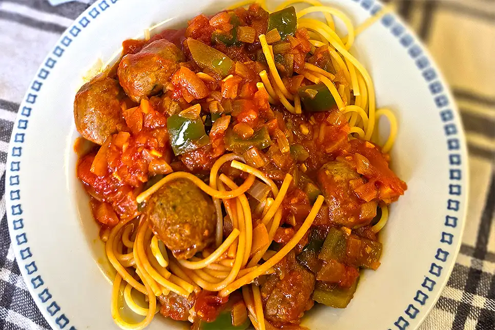 Pełnoziarniste spaghetti z sosem pomidorowym i klopsikami od The Vegetarian Butcher